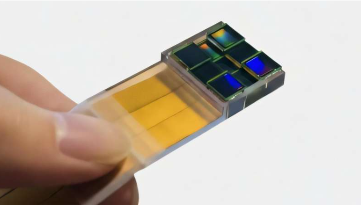 郑国安教授的实验室开发了一种新型图像传感器,无需透镜即可实现光学超分辨率成像。该设备的设计灵感源于拍摄首张黑洞照片的望远镜阵列,它利用多个传感器协同工作,通过计算融合观测数据,从而捕捉到更精细的细节。图片来源:康涅狄格大学